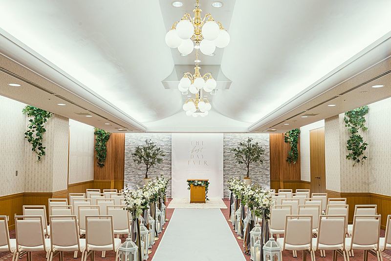 白いバージンロードと幸せのタペストリー