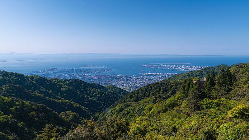 昼のガーデンの緑、夜のきらめく夜景は六甲山でしか叶わない一日
