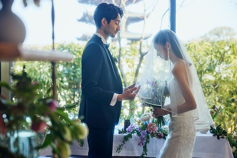 自然光がたっぷり降り注ぐガラス張りのダイニング