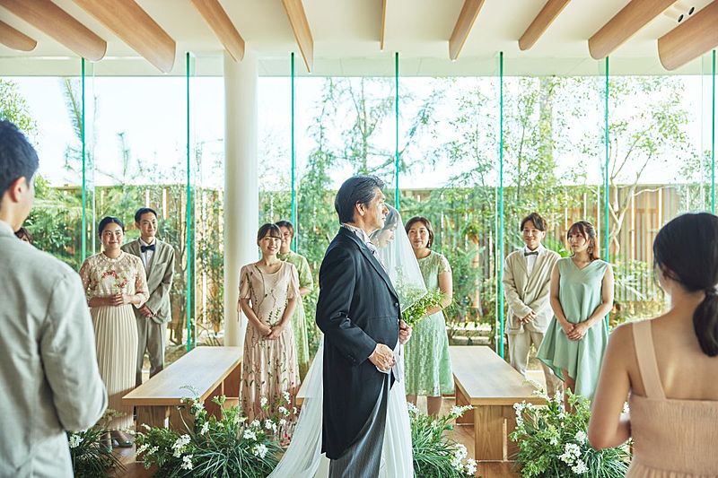 陽光の光できらめくバージンロードがふたりの未来へと導く