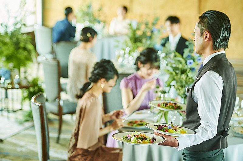 渾身の一皿をホテルが誇る上質なサービスで