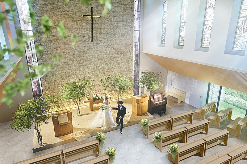 ステンドグラスと優しい陽光に包まれたチャペル