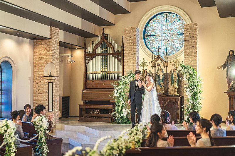 ゲストに見守られ、ふたりと表情まで見合わせられる距離感