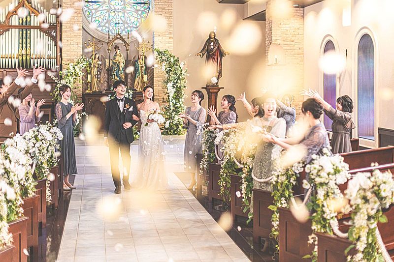 ゲストとフラワーシャワーで幸せをわかちあって