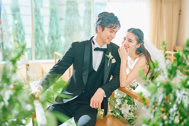 両サイドの大きな窓から差し込む温かな陽光に包まれる