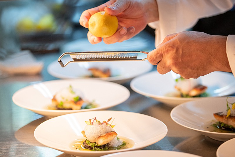 ミシュランシェフ監修、至高の本格料理でおもてなし