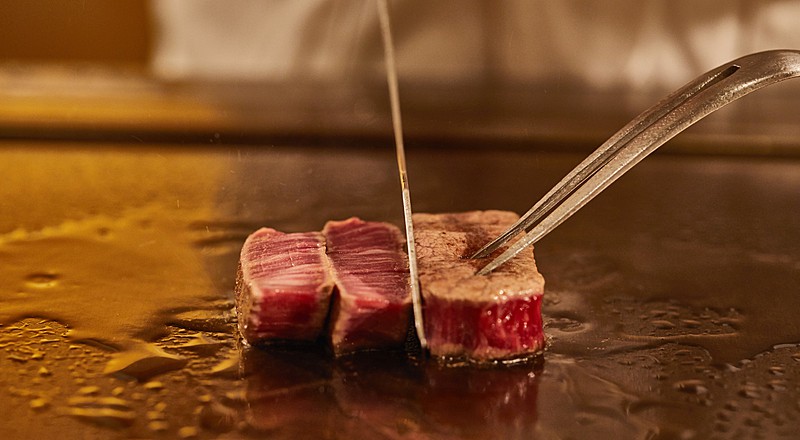 美食を楽しみながら想いを馳せる時間