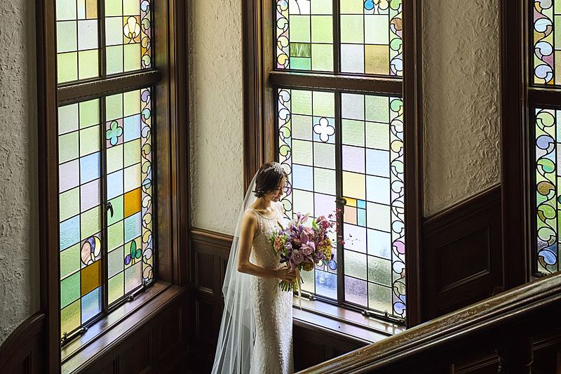 自然光に輝くステンドグラス