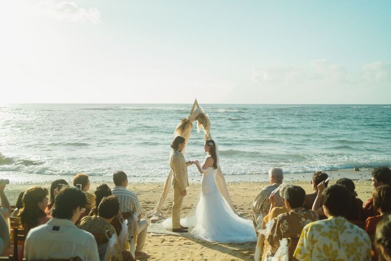 煌めく水平線をバックに永遠の誓いを