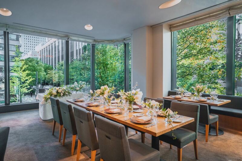 丸の内仲通りに面した自然光あふれる空間