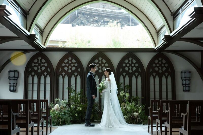 両家の縁を結ぶ家族の婚礼を