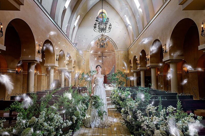 祝福の羽が舞う独立型大聖堂で100年の歴史と光に包まれる挙式