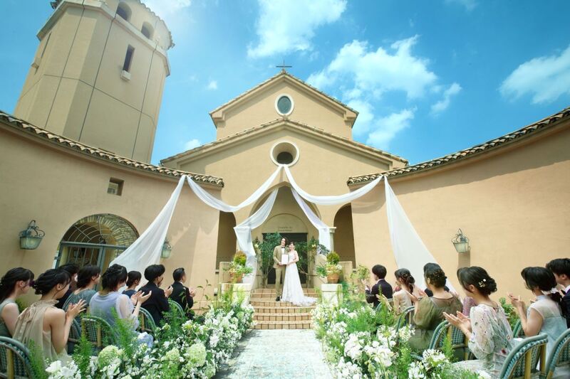 南仏の街角が誓いの舞台。海外映画のような「街並み人前式」