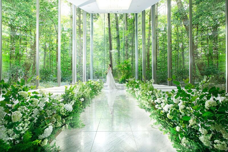 270度の眺望、四季折々の森が挙式の背景に。純白の大理石チャペル