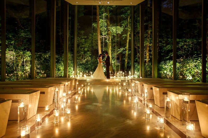 バージンロードなど全て天然大理石造り。光と緑に包まれる上質空間