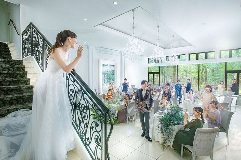 憧れの階段入場。吹き抜けの開放感の華やかなパーティー