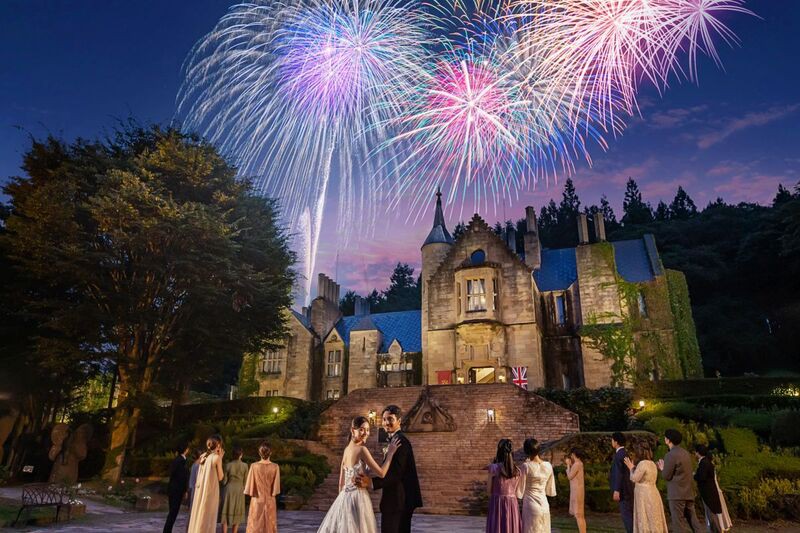 ペット同伴や演出も自由、屋外挙式にも対応する多目的空間