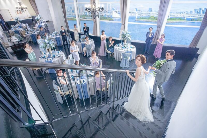 視界いっぱいの海と空、ゲスト全員に見守られる階段からの入場