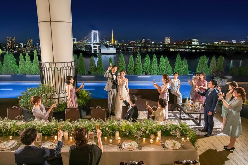 レインボーブリッジと東京タワー、都心の夜景を望むテラス。都心の夜景を望むテラス