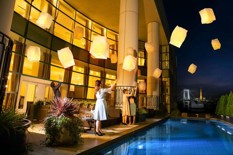 パノラマビューを背景にオープンテラスでの披露宴を