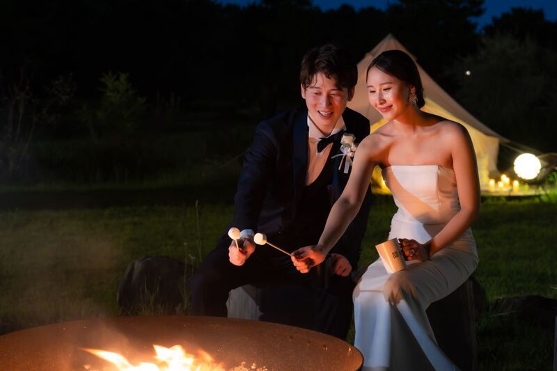 焚き火のそばでひと休み	