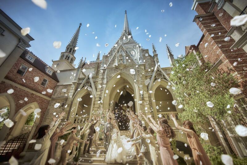 大聖堂前の階段で祝福を浴びる