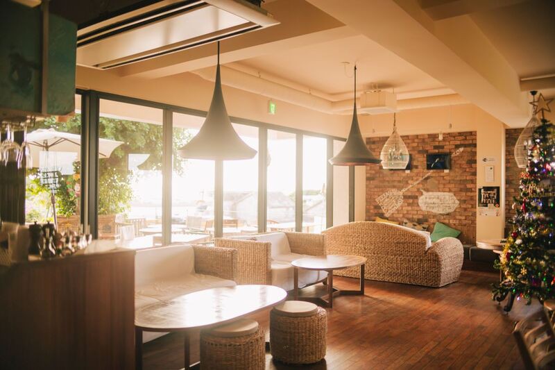 自然光に包まれる、開放感溢れる寛ぎの空間