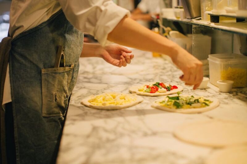 薪窯で焼き上げる香ばしいナポリピッツァ
