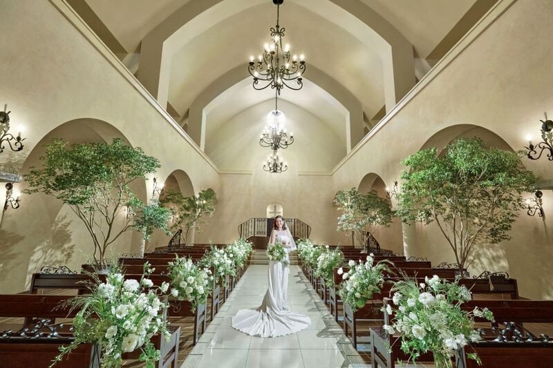 優しい光が導く大聖堂、二人の愛が永遠に始まる瞬間