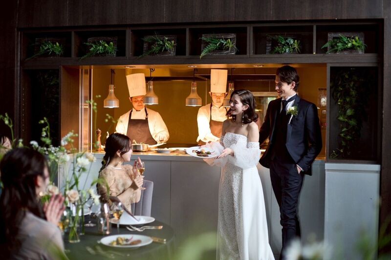 シェフが目の前で仕上げる笑顔溢れる美食の瞬間