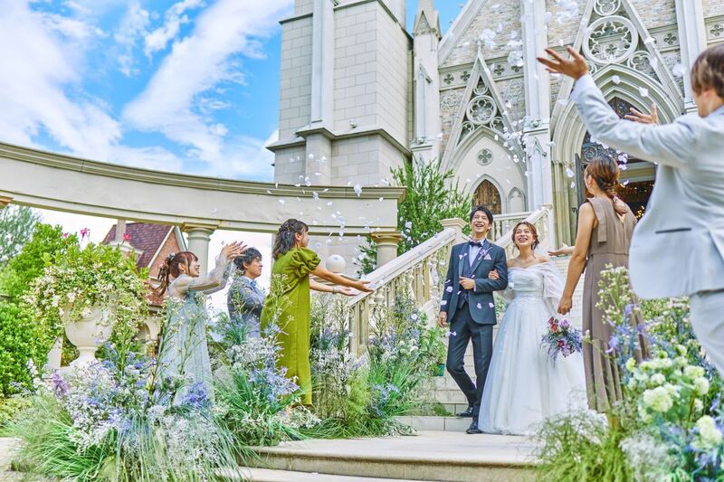 まるで映画のワンシーンのような大階段でのフラワーシャワーが叶う