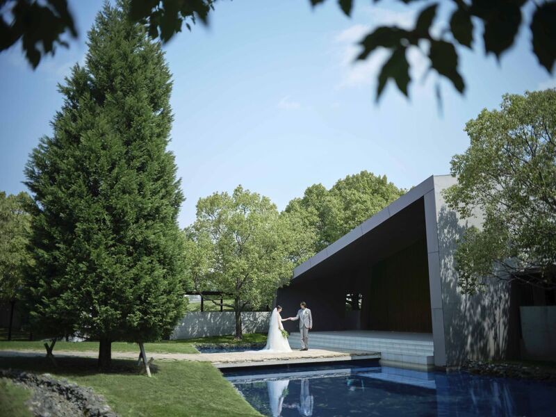 まるで水辺に浮かぶように佇む幻想的なチャペル