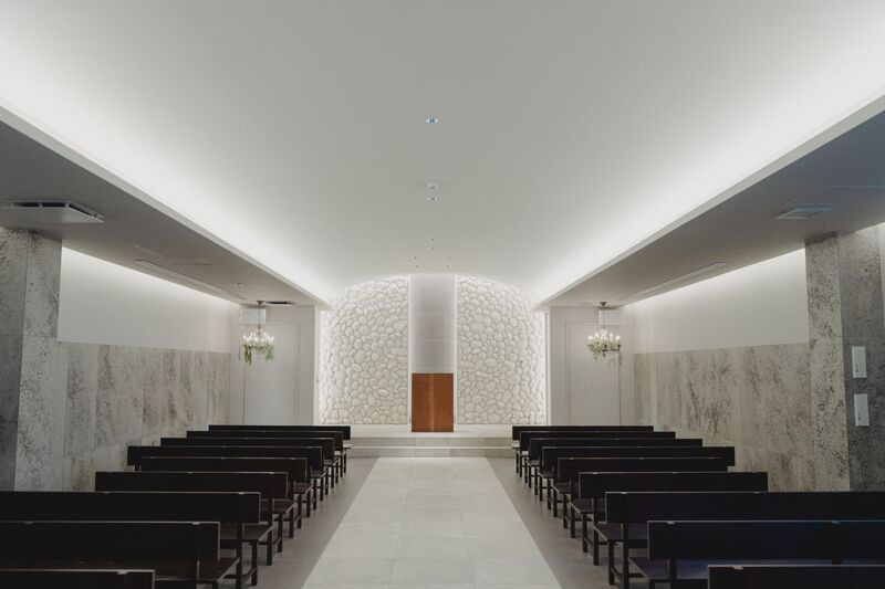 花嫁の白が映えるようにとグレージュでまとめたチャペル