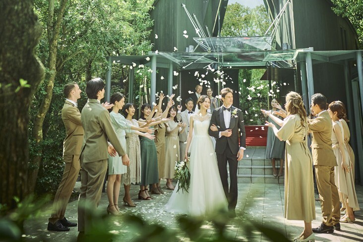 笑顔に包まれるフラワーシャワー