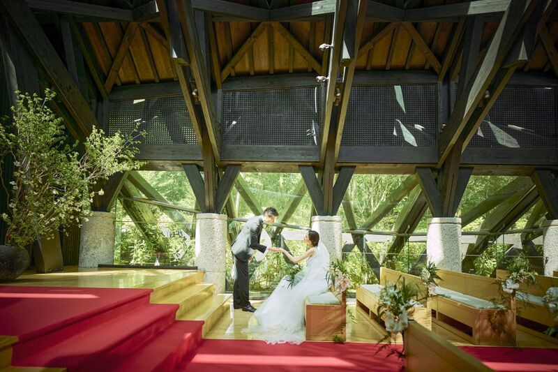 木漏れ陽が降り注ぐ独立型チャペルで、自然と一つになる誓い