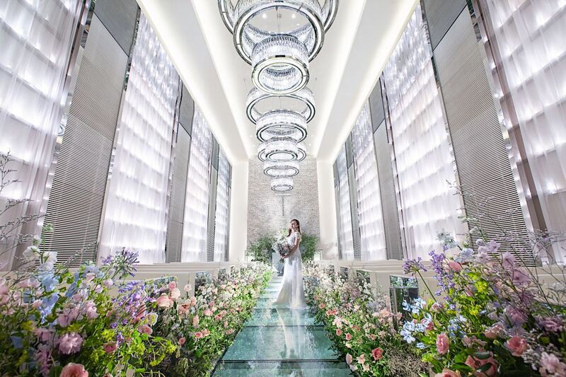 煌めくガラスのバージンロード、多彩な「光」のチャペル