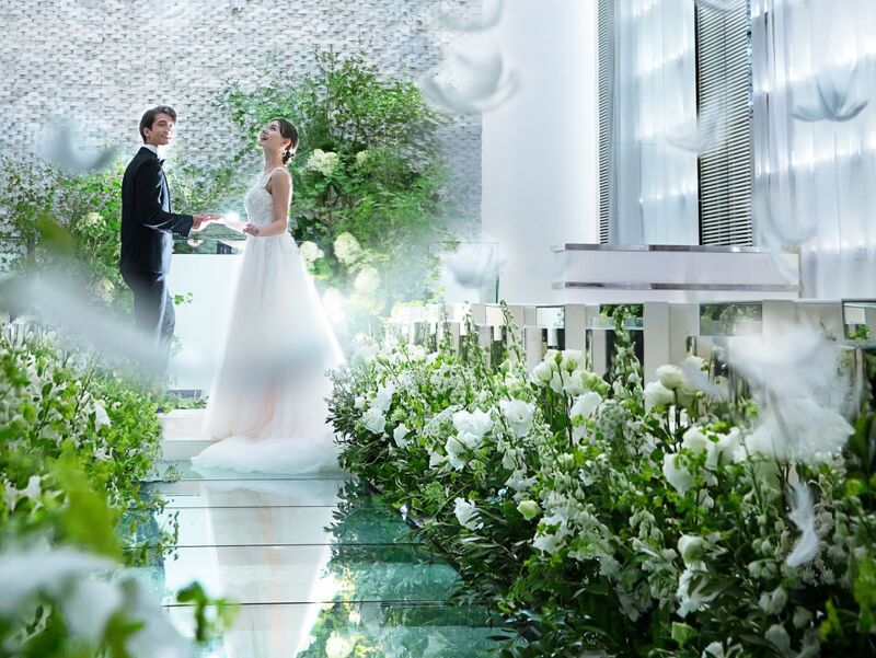 天使の羽舞うフェザーシャワー、祝福の光に包まれた誓いのステージ