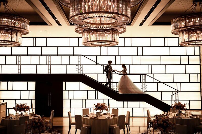 光壁が織りなす現代アートの空間でドラマチックな階段入場を