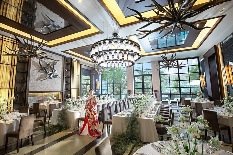 大階段から始まる歓喜の時間は一体感あふれる開放的な宴