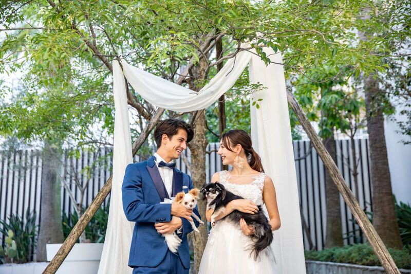 大切な家族も一緒に、緑豊かなガーデンで愛犬と誓う絆の時間