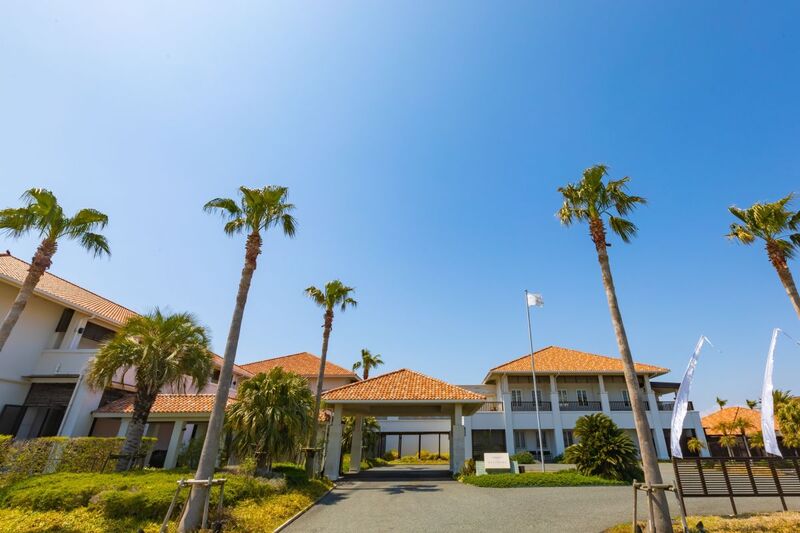 ヤシの木の緑、白い砂浜など目に映る風景全てが南国リゾート