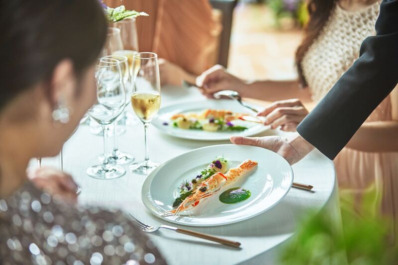両会場キッチン併設で出来立てのお料理をゲストに振舞える