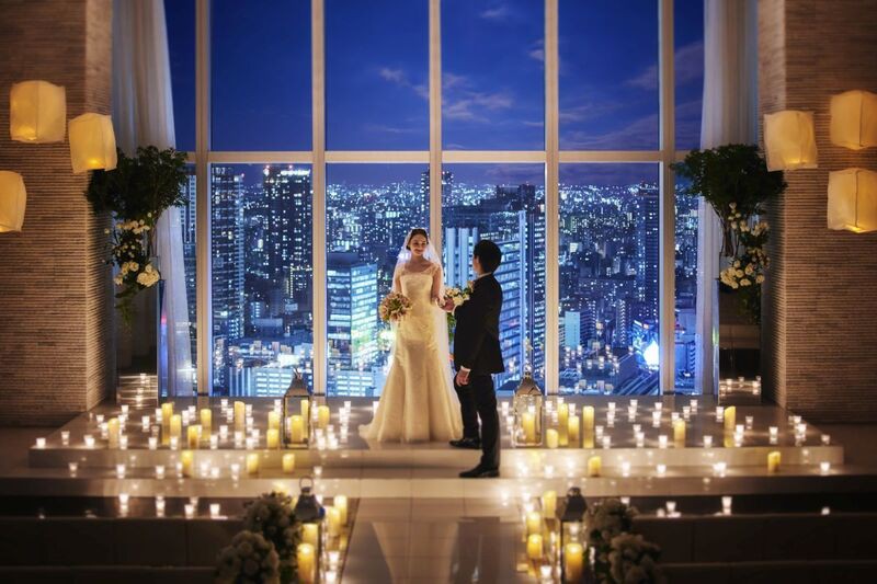 夜景と灯りが彩る、幻想的な誓い