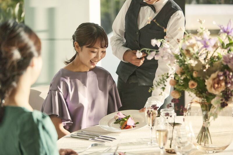 一組一組にシェフが向き合い、おもてなしの行き届いたフルコースを