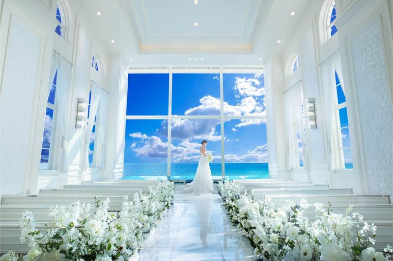 空と海のブルーとウエディングドレスの白、そのコントラストが花嫁をより美しく彩る
