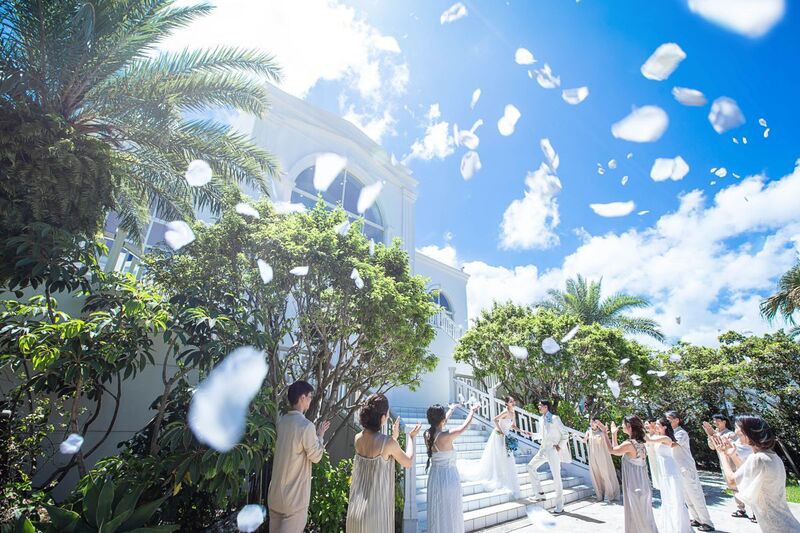 花嫁の憧れを叶える挙式後の大階段セレモニー