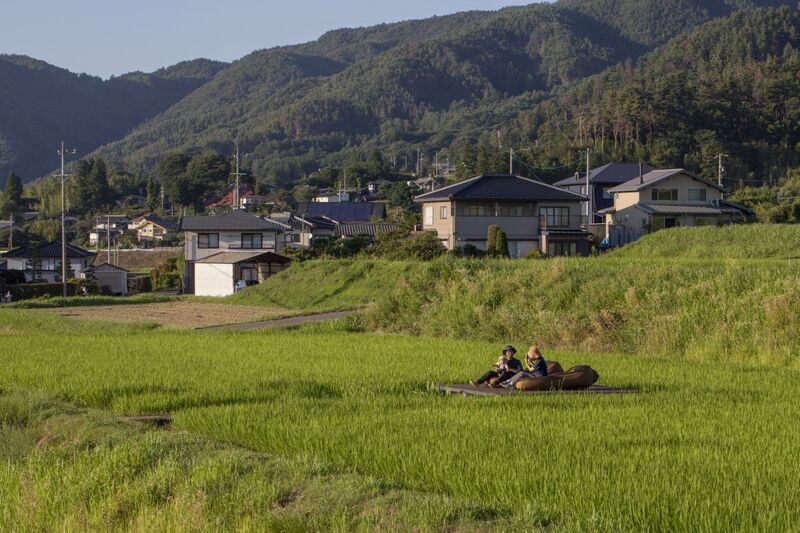 田園の真ん中で、心ほぐれる家族の語らい