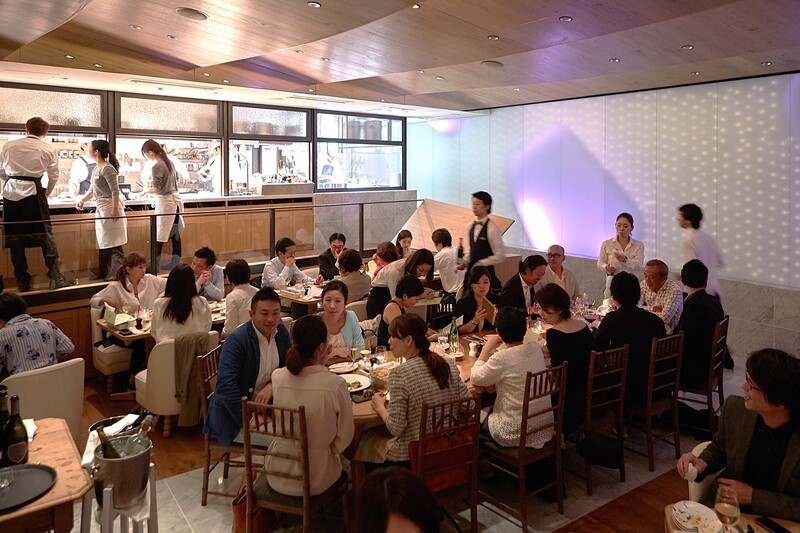 料理と会話が主役になる空間