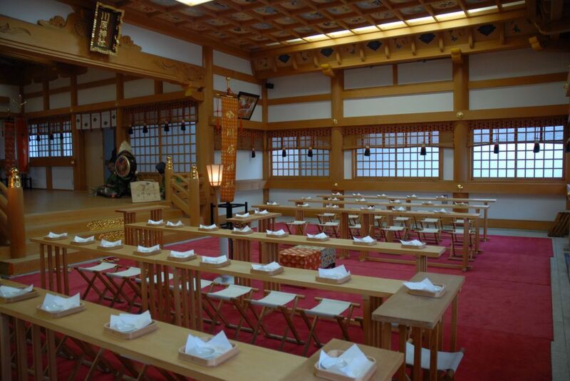 凛とした神社での「誓い」と、温かな邸宅での「祝宴」