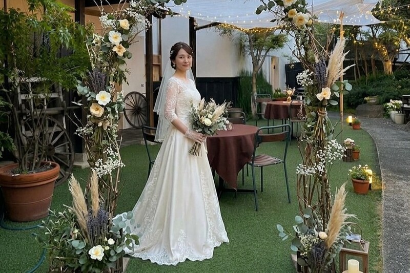 花のアーチが彩るガーデンの花嫁